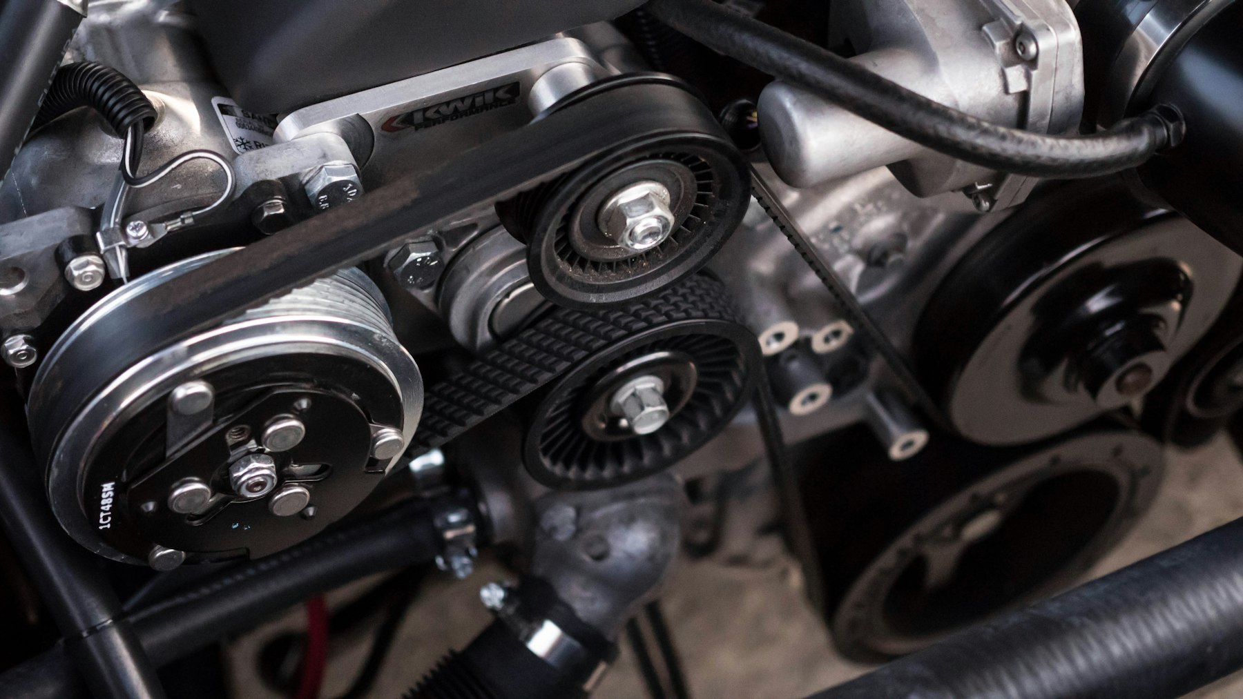 Courroies et poulies d'un moteur